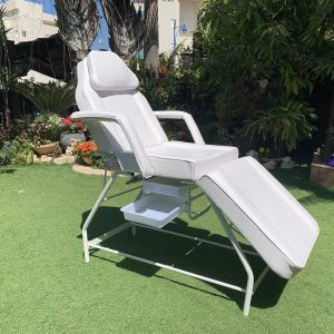 מיטת קוסמטיקה / מיטה לקוסמטיקאיות צבע לבן - דגש על מצב ישיבה