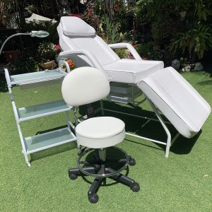 חדר קוסמטיקה צבע לבן - מיטה כיסא עגלה ולופה