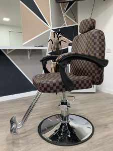 כיסא ספר ברבר דגם לואי ויטון- חום שחור