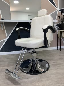 כיסא מספרה וקוסמטיקה צבע לבן