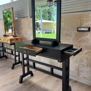 עמדת ספרים / עמדת עבודה למספרה - צבע שחור