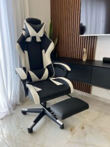 כיסא גיימרים- שחור לבן דגש על משענת לרגליים