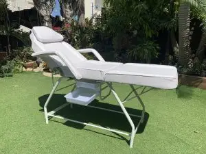 מיטת קוסמטיקה / מיטה לקוסמטיקאיות צבע לבן - דגש על מצב חצי ישיבה