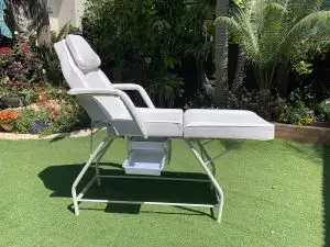 מיטת קוסמטיקה / מיטה לקוסמטיקאיות צבע לבן - דגש על מצב חצי ישיבה