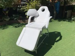 מיטת קוסמטיקה / מיטה לקוסמטיקאיות צבע לבן - דגש על חור לראש