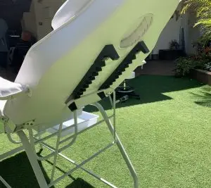 מיטת קוסמטיקה / מיטה לקוסמטיקאיות צבע לבן - דגש על מצבי ישיבה