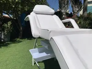 מיטת קוסמטיקה / מיטה לקוסמטיקאיות צבע לבן - דגש על ריפוד