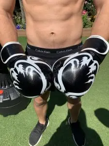 דגש על כפפות האגרוף של שק האגרוף