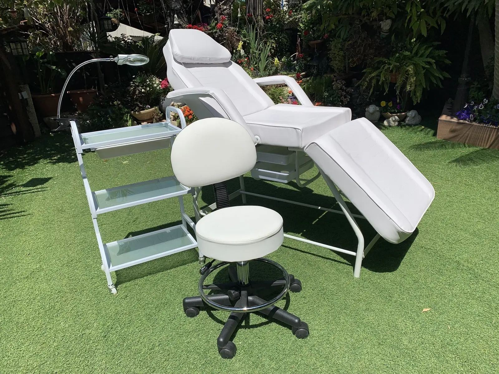 חדר קוסמטיקה צבע לבן - מיטה כיסא עגלה ולופה