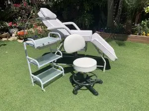 חדר קוסמטיקה צבע לבן - מיטה כיסא עגלה ולופה