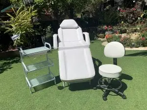 תמונת של חדר קוסמטיקה צבע לבן