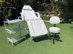 חדר קוסמטיקה צבע לבן - מיטה כיסא עגלה ולופה