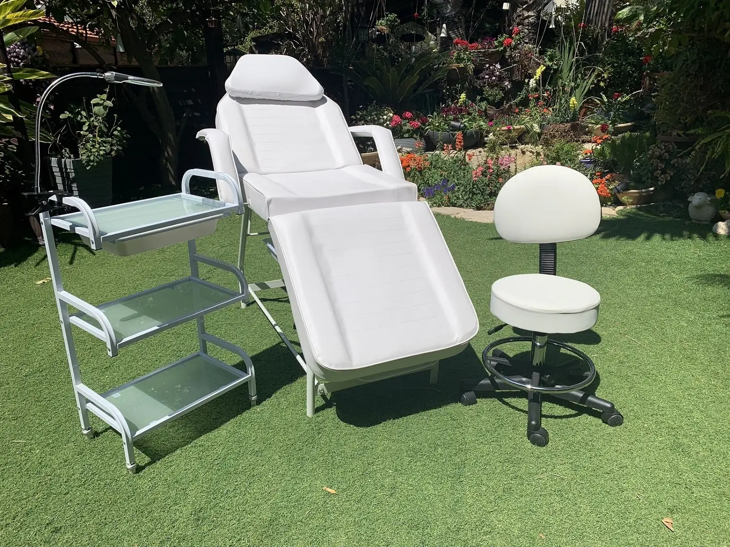 חדר קוסמטיקה צבע לבן - מיטה כיסא עגלה ולופה