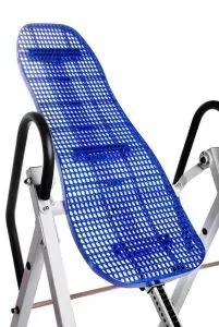 מיטת היפוך עומדת בדגש על גב המיטה