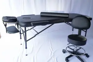 חדר טיפולים צבע שחור מיטה כיסא כרית