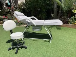 מיטת קוסמטיקה לבנה + כיסא הידראולי לבן