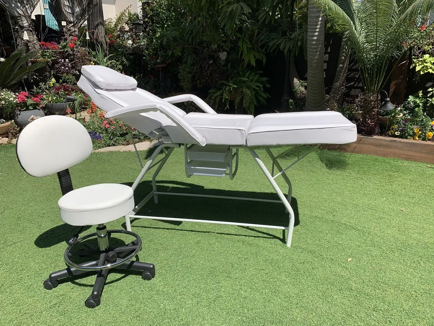 מיטת קוסמטיקה לבנה + כיסא הידראולי לבן