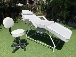מיטת קוסמטיקה לבנה + כיסא הידראולי לבן