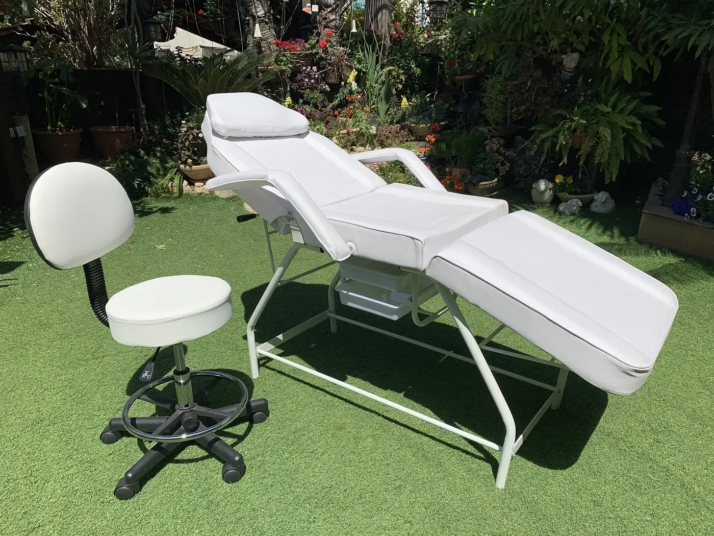 מיטת קוסמטיקה לבנה + כיסא הידראולי לבן