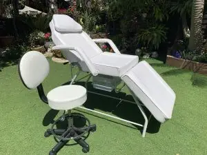 מיטת קוסמטיקה לבנה + כיסא הידראולי לבן