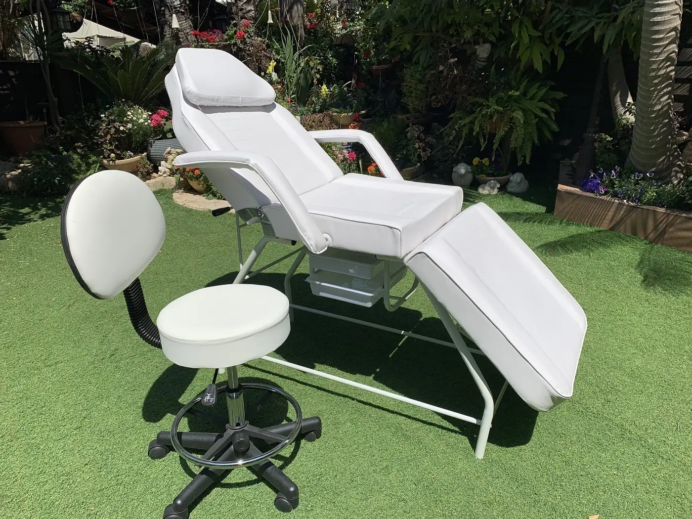 מיטת קוסמטיקה לבנה + כיסא הידראולי לבן