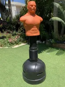 בובת איגרוף עומדת ומורכבת