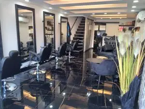 תמונה של כיסאות ספרים מתוך מספרה