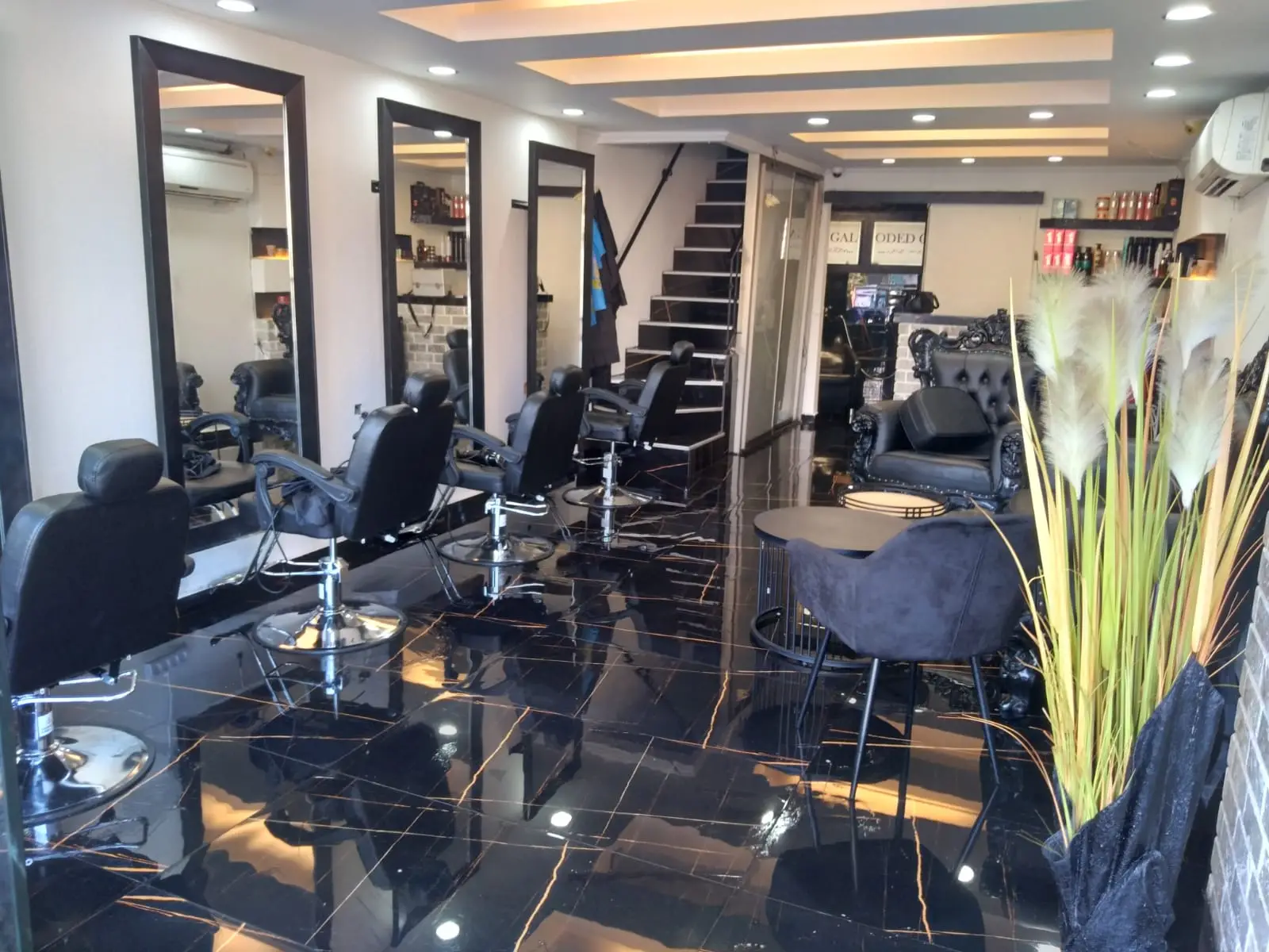 תמונה של כיסאות ספרים מתוך מספרה