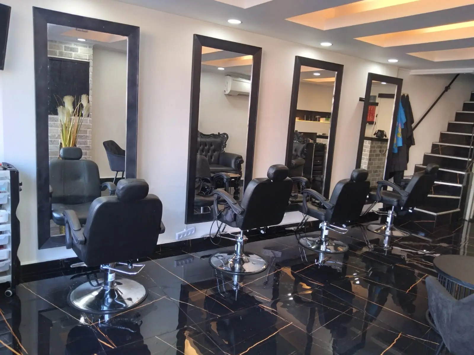 תמונה של כיסאות ספרים מתוך מספרה