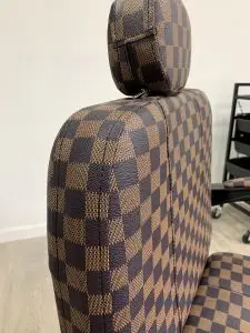 כסא ספר וברבר - צבע שחור חום דגש על הריפוד