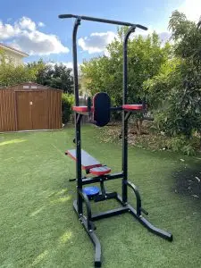 מתח מקבילים בטן וספסל משקולות יחד