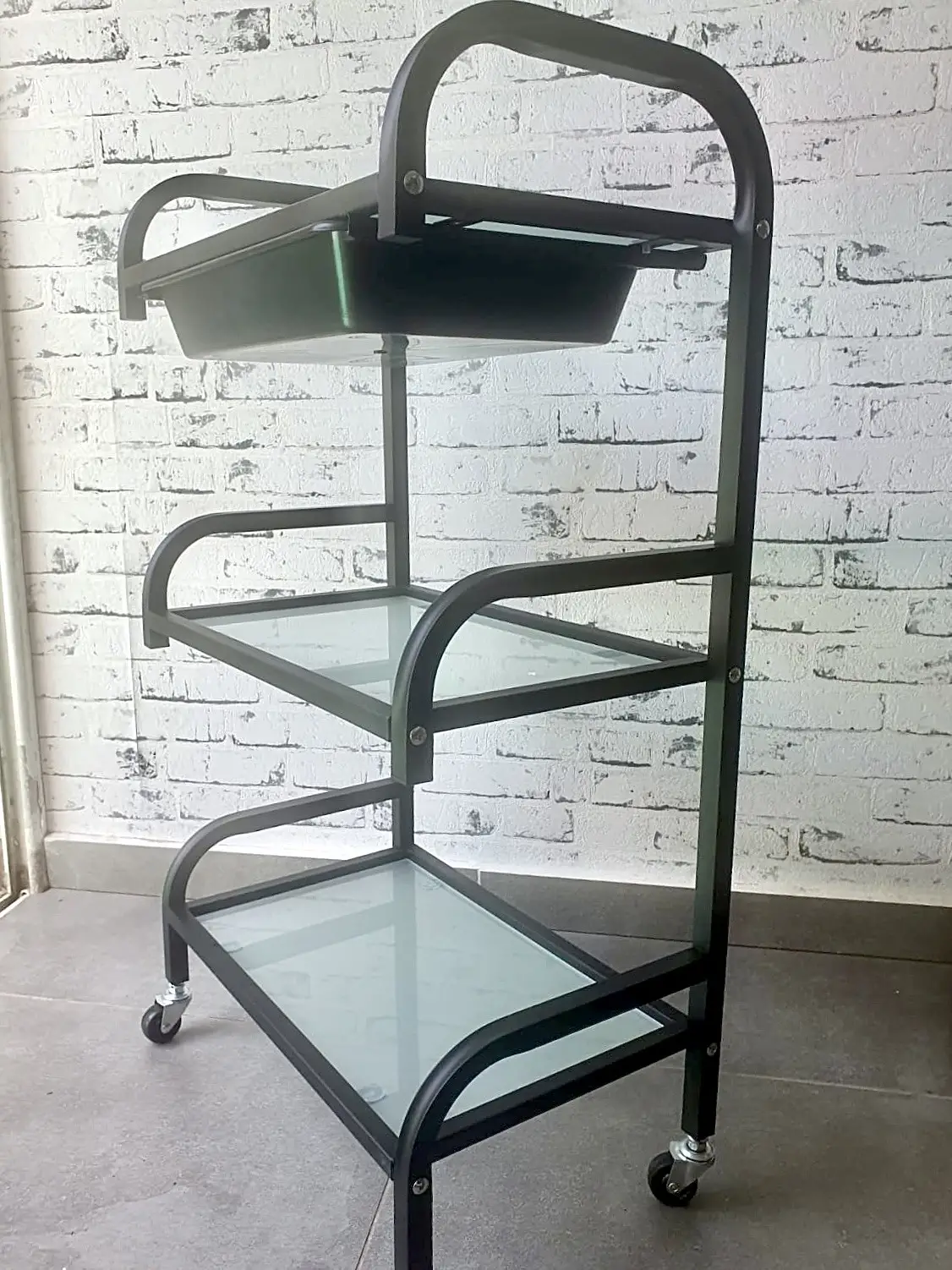 עגלת קוסמטיקה צבע שחור - צילום מהצד