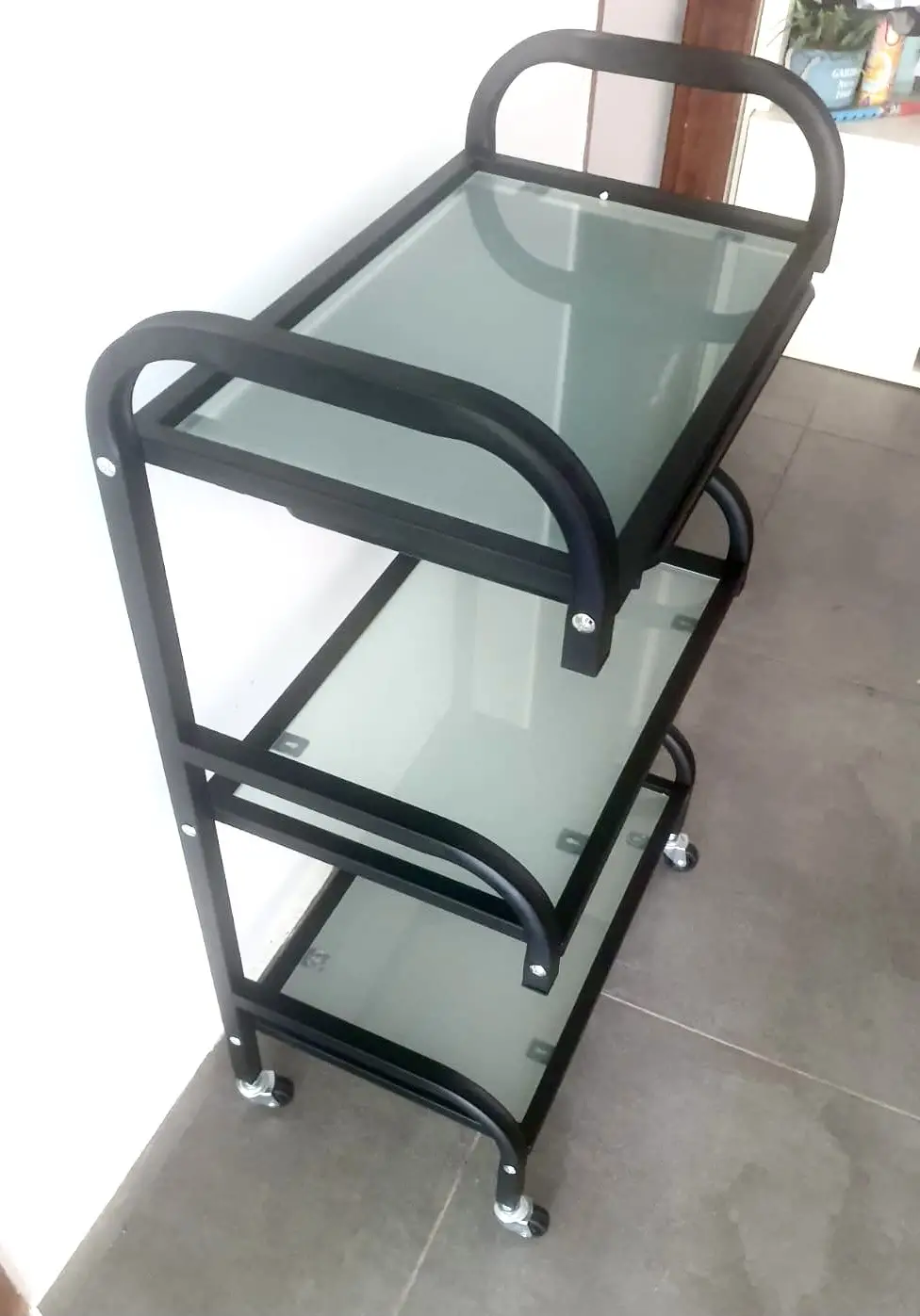 עגלת קוסמטיקה צבע שחור - צילום מהצד