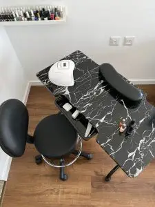 חדר מניקור שחור - שולחן כיסא