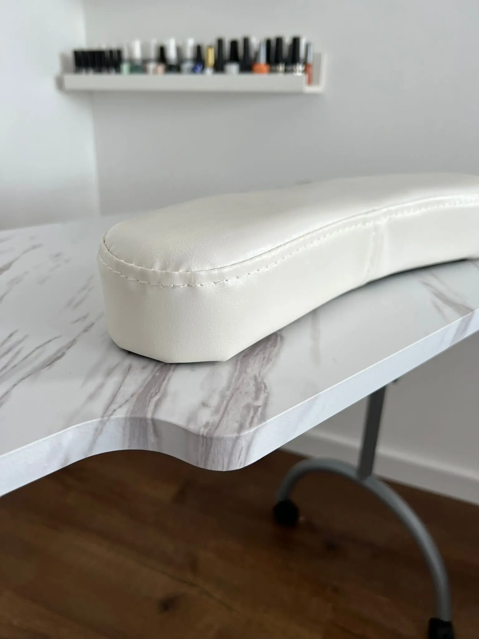 שולחן מניקור לבן מתקפל עיצוב איטלקי כרית