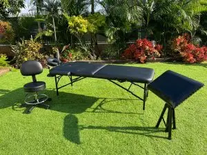 חדר מקעקעים :מיטת טיפולים, כיסא משענת יד