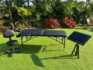 חדר מקעקעים :מיטת טיפולים, כיסא משענת יד