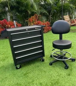 כיסא למטפל + עגלת עבודה מברזל