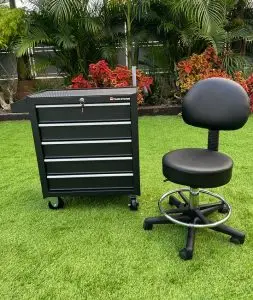 כיסא למטפל + עגלת עבודה מברזל