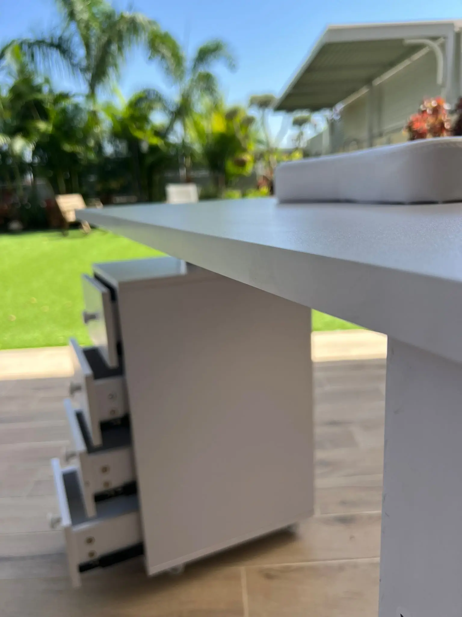 שולחן מניקור - עץ עבה