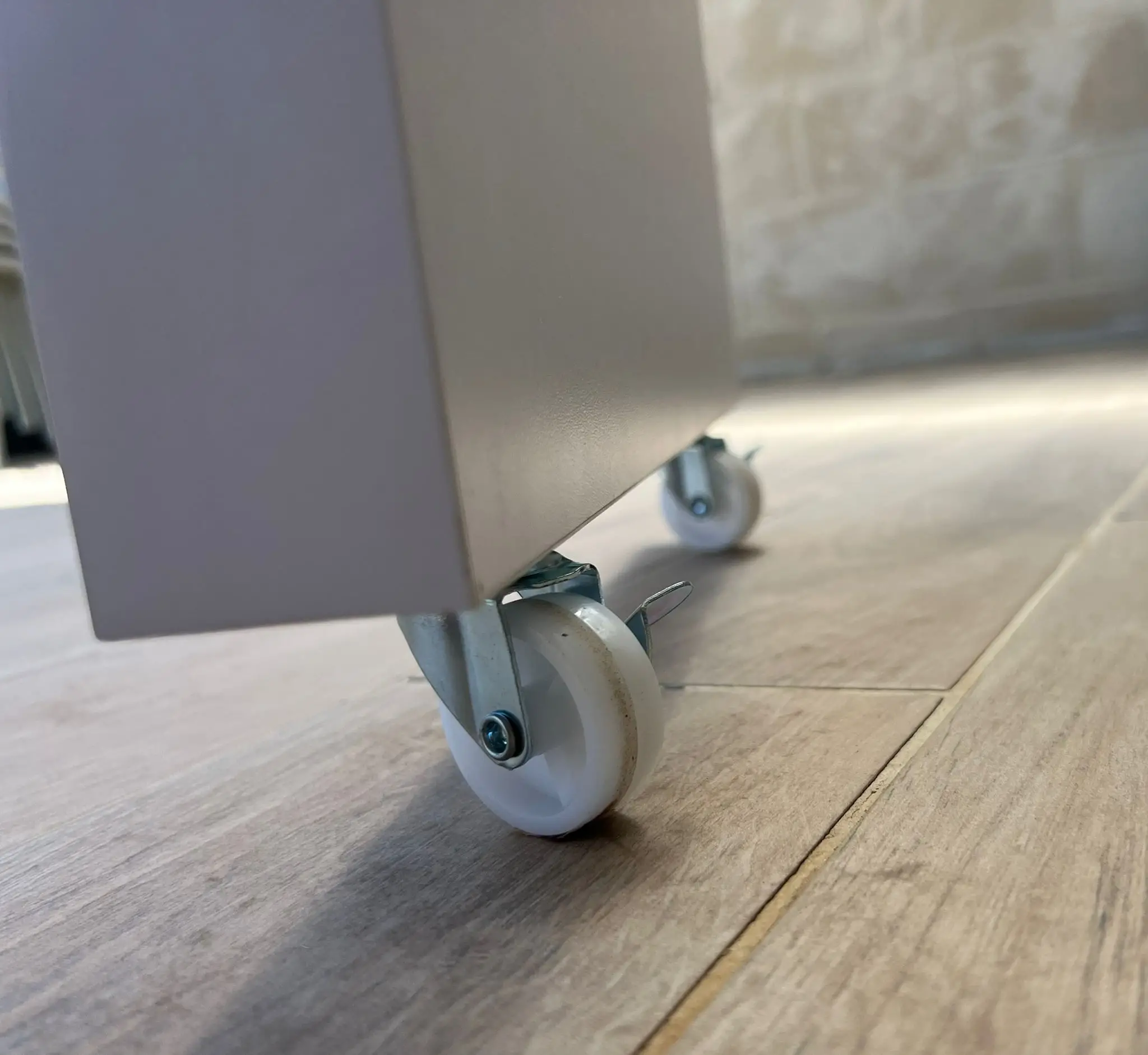 שולחן מניקור קבוע - נעילת גלגלים