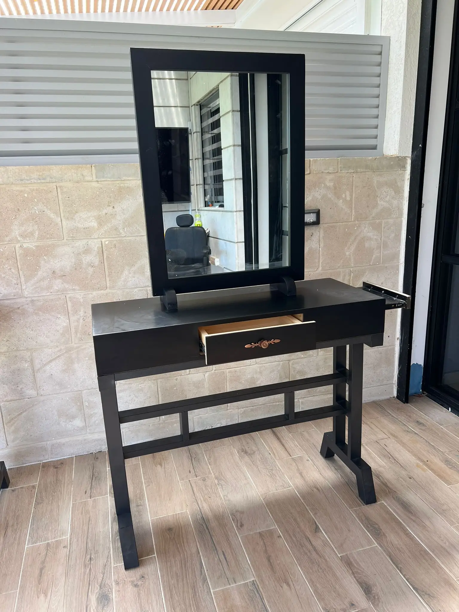 עמדת ספרים / עמדת עבודה למספרה - צבע שחור