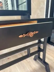 עמדת ספרים / עמדת עבודה למספרה - צבע שחור