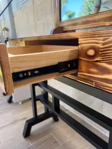 עמדת מספרה / עמדת ספרים - דגש על המגירה