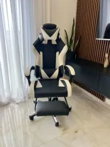 כיסא גיימרים- שחור לבן דגש על משענת לרגליים