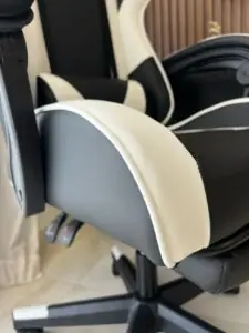 כיסא גיימינג - שחור לבן דגש על עובי המושב