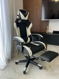 כיסא גיימינג - שחור לבן דגש על משענת לרגליים