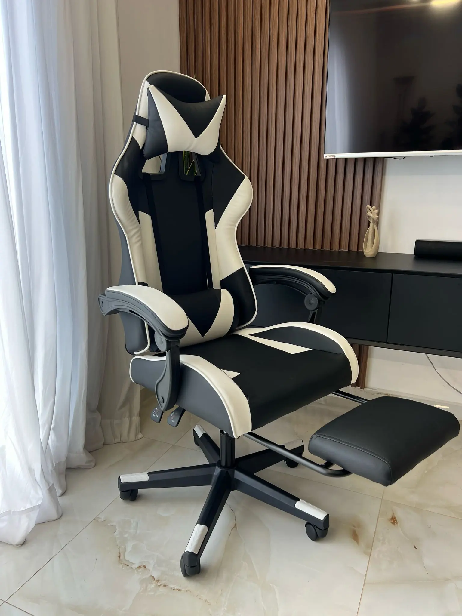 כיסא גיימינג - שחור לבן דגש על משענת לרגליים