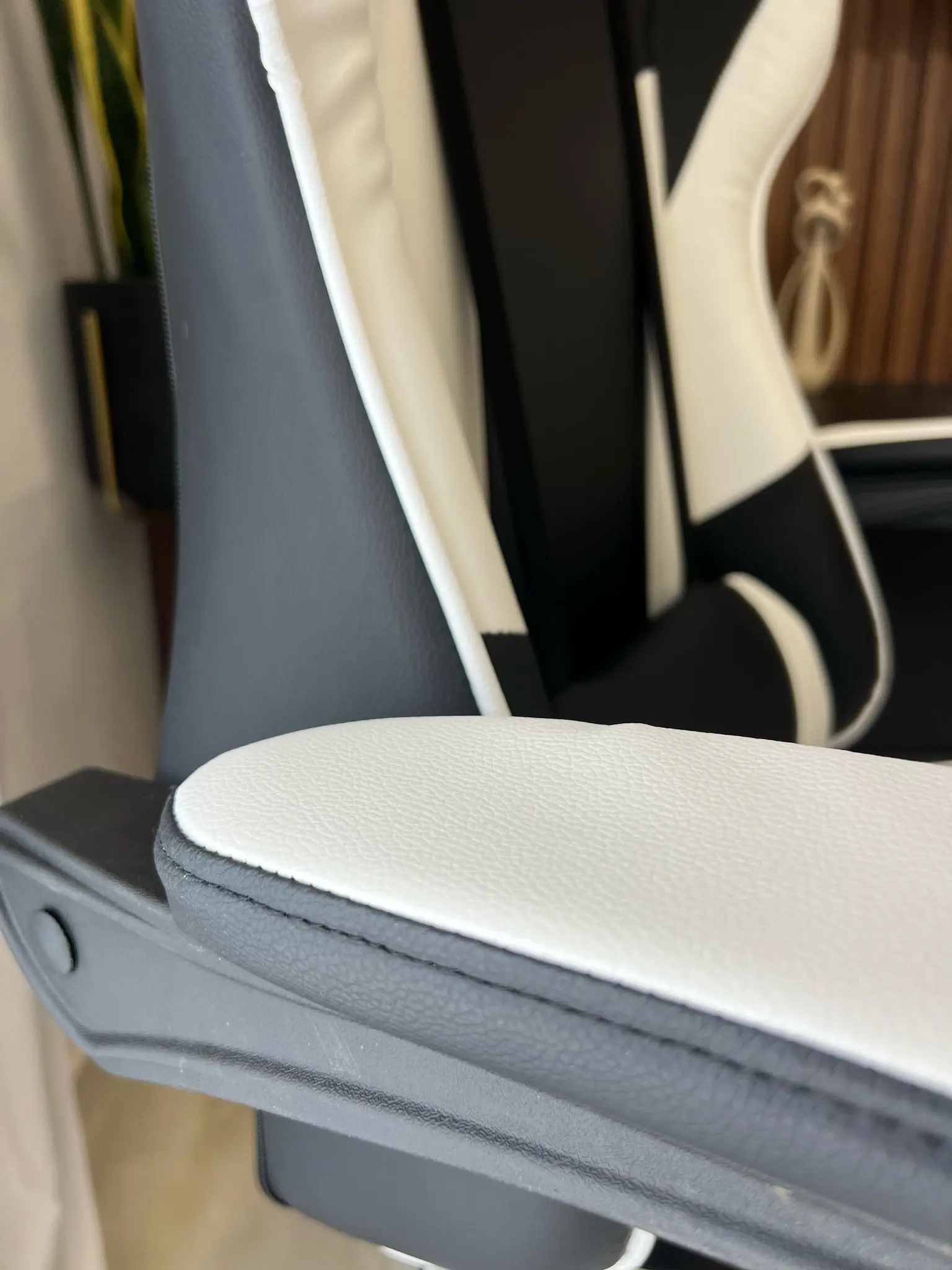 כיסא גיימינג - שחור לבן דגש הידיות