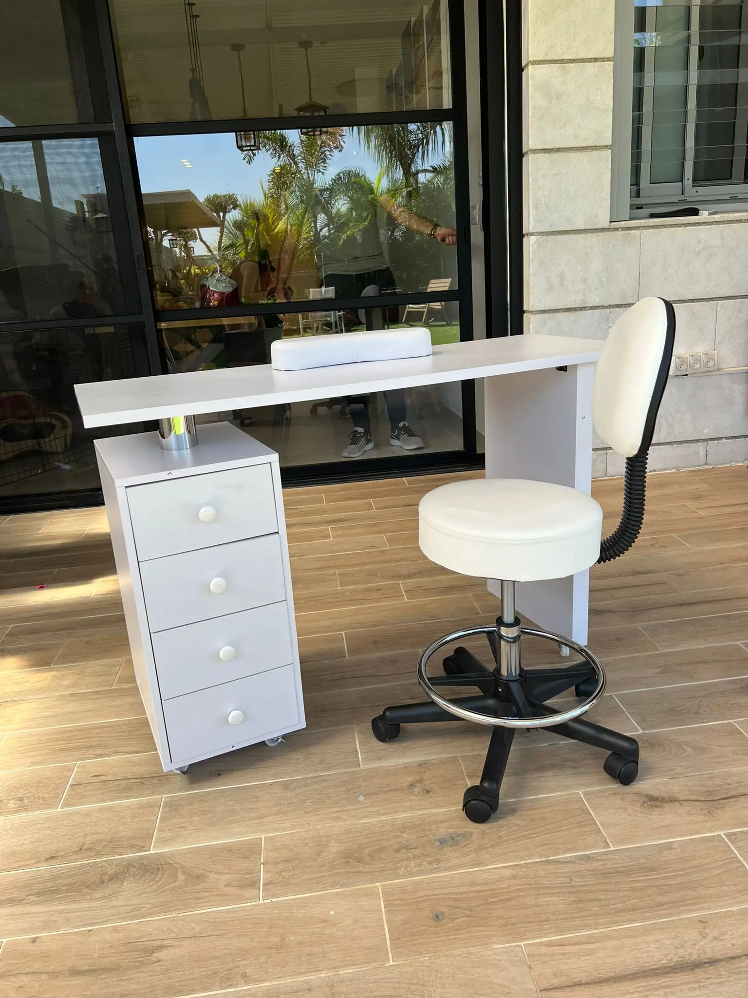 שולחן מניקור + כיסא הידראולי למטפל